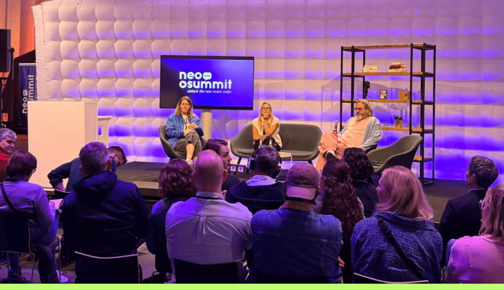 neo summit: Mainstage - Panel-Talk mit interessiertem Publikum_Event-Kommunikation
